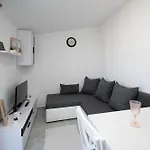 With Parking Space - 19830 Apartamento Zadar