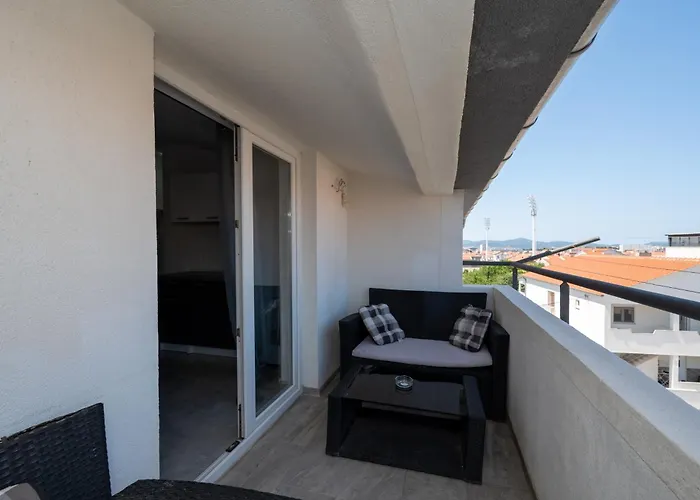 Lägenhet With Parking Space - 19830 *